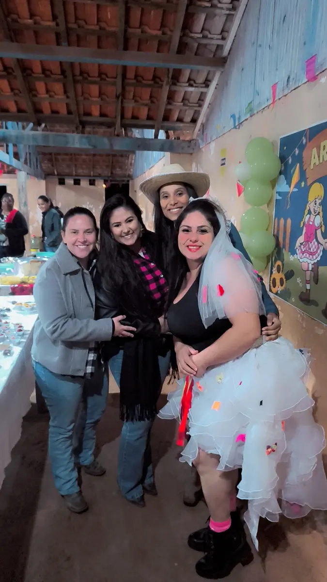 Moradoras reunidas durante a Festa Junina