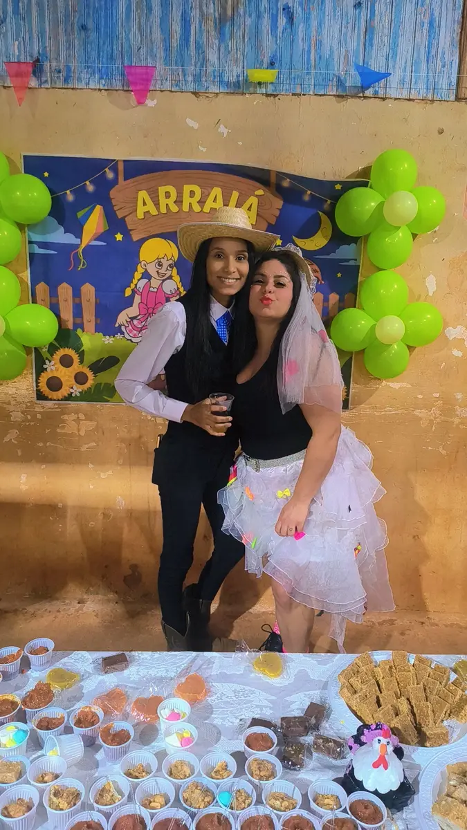 Organizadoras no cenário da Festa Junina